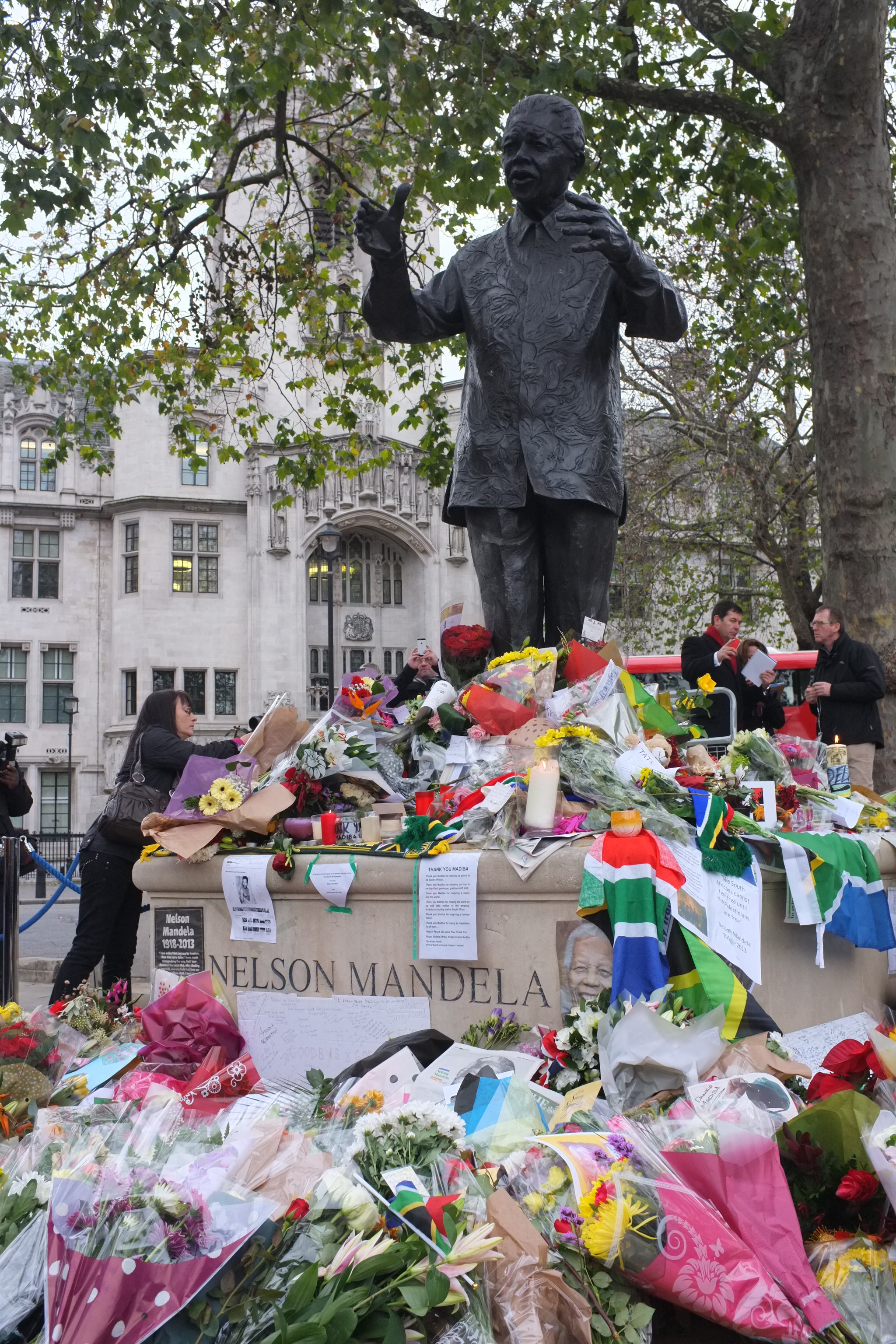 Nelson Mandela tributes in Parliament Square - London - DSCF0404.jpg